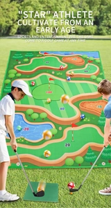 Juego de golf para niños con alfombra de puntuación y palos en un césped al aire libre