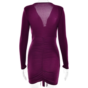 Détail robe mini violette avec fronces au dos et empiècement en mesh transparent en V