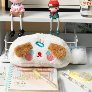 Détail d'une trousse chien en peluche douce avec pompon et broderies mignonnes