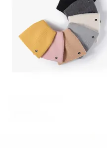 Présentation à plat de bonnets en maille à oreilles de chat avec logo R métallique