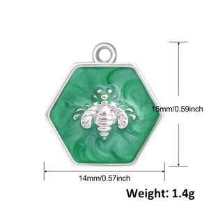 Spécifications de taille pour un pendentif abeille en émail vert de 15mm de haut et 1,4g