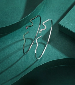 Dettaglio del bracciale a serpente in argento 925 con zirconi bianchi e gemme verdi