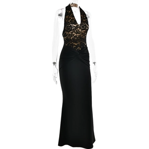Détails du haut en dentelle noire et du design torsadé à la taille de cette robe longue