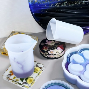 DIY resin silicone split cup with internal divider for multi-color pouring and mixing
