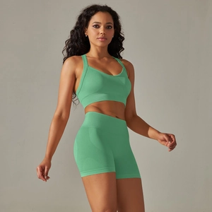 Détail de l'ensemble de yoga vert sans couture avec texture respirante et taille haute