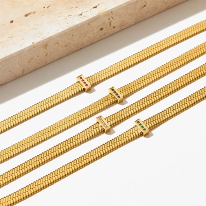Goldene flache Schlangenkette mit rechteckigen Edelsteinanhängern in vier Farben