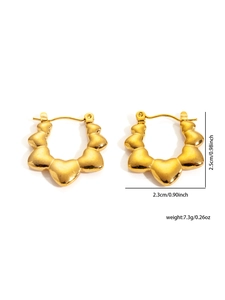 Detailansicht der goldenen Herz-Ohrringe mit Größenangaben 2,5 cm mal 2,3 cm in Gold