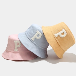 Trois bobs colorés en tissu éponge avec broderie lettre P en rose bleu clair et jaune