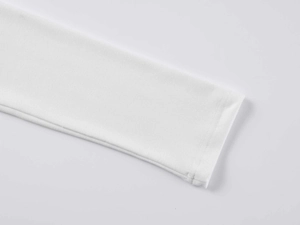 Détail du poignet d'un haut blanc en modal à manches longues avec couture à double aiguille