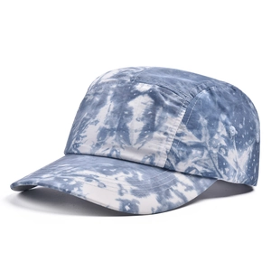 Vue détaillée latérale de la casquette camper tie-dye avec dégradé bleu et textures