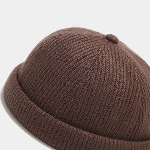 Gros plan d'un bonnet miki marron foncé à grosses mailles avec texture côtelée et bord