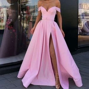 Robe de soirée élégante en satin rose avec épaules dénudées, ceinture et fente haute