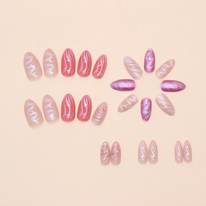 Faux ongles amande rose et nude avec motifs de vagues 3D et reflets irisés