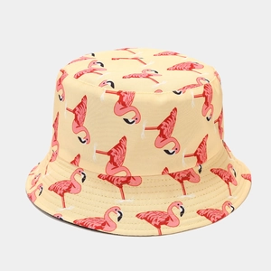 Détail du chapeau bob jaune avec imprimé flamant rose et coutures précises en toile