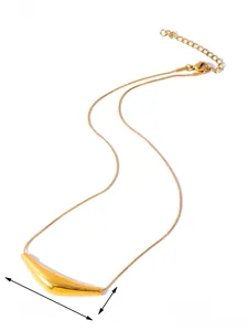 Vue détaillée du collier pendentif arc géométrique doré poli sur une chaîne serpent