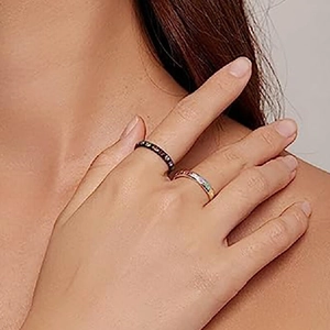 Stapelbare gouden en zwarte ringen met kleurrijke edelstenen voor een trendy look