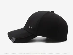 Détail d'une casquette noire avec décoration métallique et étiquette tissée sport fashion