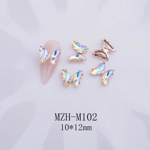 Detalle macro de adornos de mariposa de cristal aurora para uñas, tamaño 10x12mm en uñas