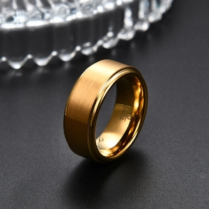 Primer plano de anillo de carburo de tungsteno dorado 8mm con acabado cepillado