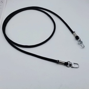 Dettaglio del cinturino tondo in pelle PU nera con moschettoni in metallo argento