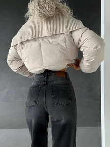 Vue arrière d'un jean taille haute coupe ajustée avec ourlet fendu élégant