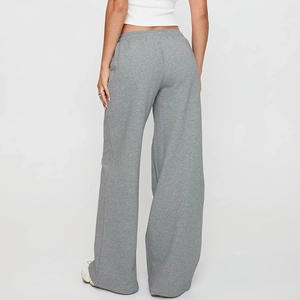 Détail de la taille haute à cordon sur le pantalon large en maille gris chiné