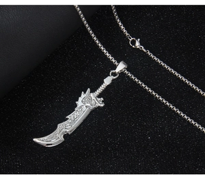 Dettaglio macro della collana in acciaio argento con pendente a spada e drago inciso