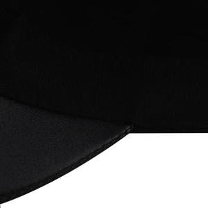 Détail de la couture de la visière en similicuir noir et texture textile du béret chic