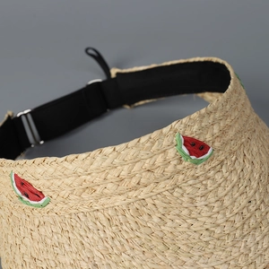 Detailaufnahme der Raffia-Sonnenkappe mit Wassermelonen-Stickerei und Metallschnalle