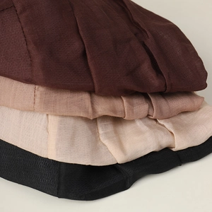 Gros plan de bobs en ramie légère montrant le tissu texturé en plusieurs couleurs