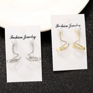 Détails de créoles en spirale avec strass et perles blanches sur cartes de présentation