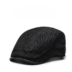 Vue détaillée du chapeau rétro noir en cuir PU avec texture gaufrée et visière
