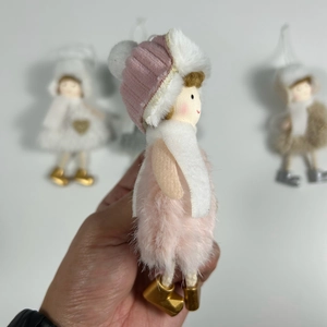 Détail de l'ange de Noël fait main avec bonnet en tricot rose et bottines dorées