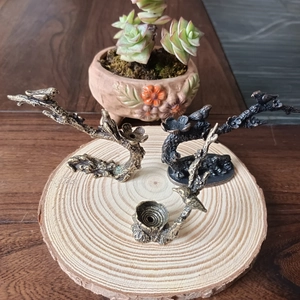 Détail d'un brûleur d'encens en cuivre avec pie et fleur de prunier sur socle bois
