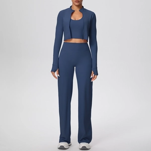 Détail d'un ensemble de yoga bleu marine montrant les passe-pouces et le pantalon large