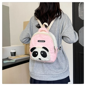 Mochila de panda de peluche rosa y blanca para niños mostrada de lado en un modelo