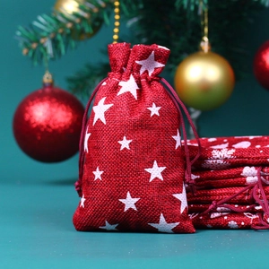 Detail der roten Weihnachts-Leinentasche mit Sternenmuster und festlichem Hintergrund-Design
