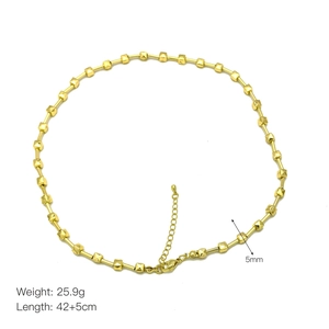 Dettaglio della collana con perle bicolore, lunghezza 42+5cm e diametro perle 5mm