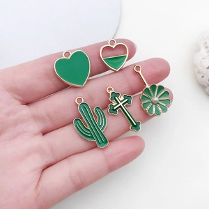 Ensemble de pendentifs en émail vert aux formes de cœur et fleur pour bijoux DIY
