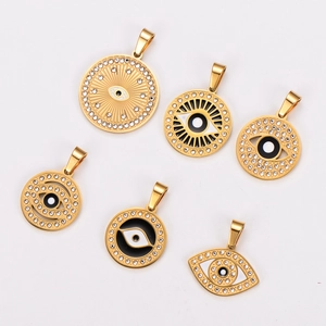 Série de six pendentifs œil maléfique dorés avec diamants et détails en émail