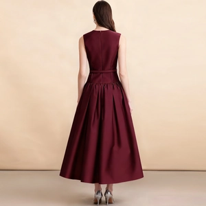 Robe sans manches en satin bordeaux avec taille haute et grand jupon plissé vue de dos