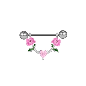 Makroaufnahme von Brustwarzenpiercing mit rosa Rosen und herzförmigem Edelstein