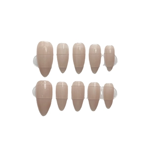 Glänzende nude-rosa Teardrop-Kunstnägel im minimalistischen Mandelform-Design