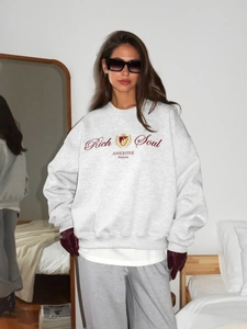 Λεπτομέρεια γκρι oversized φούτερ με στάμπα Rich Soul και ραφή με πεσμένο ώμο