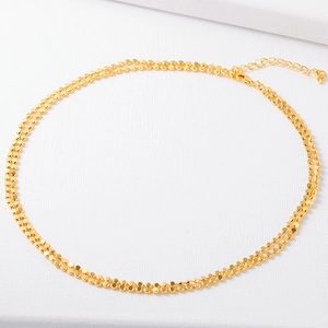 Elegante collana a doppio strato dorata con ciondolo a disco rotondo minimalista