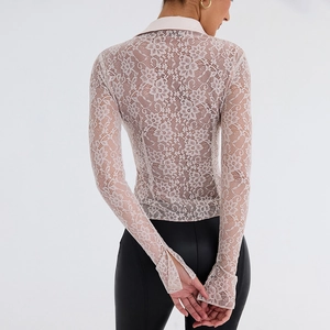 Vue arrière d'un haut polo sexy en dentelle à manches longues évasées de couleur beige-rose