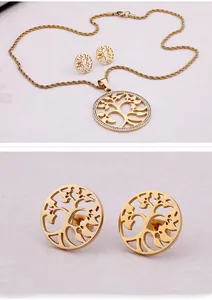 Détail du coffret bijoux Arbre de Vie avec cristaux brillants et chaîne dorée torsadée