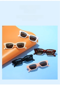 Kinder-Sonnenbrillen-Kollektion in fünf Farben auf einem kräftigen blau-orangen Hintergrund