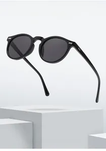 Nahaufnahme der schwarzen runden Vintage-Sonnenbrille mit stilvollen Silberflügel-Nieten