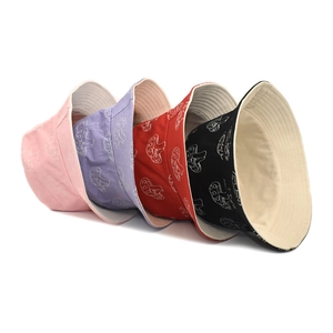 Chapeaux bob en toile avec broderie champignon en rose, violet, rouge et noir